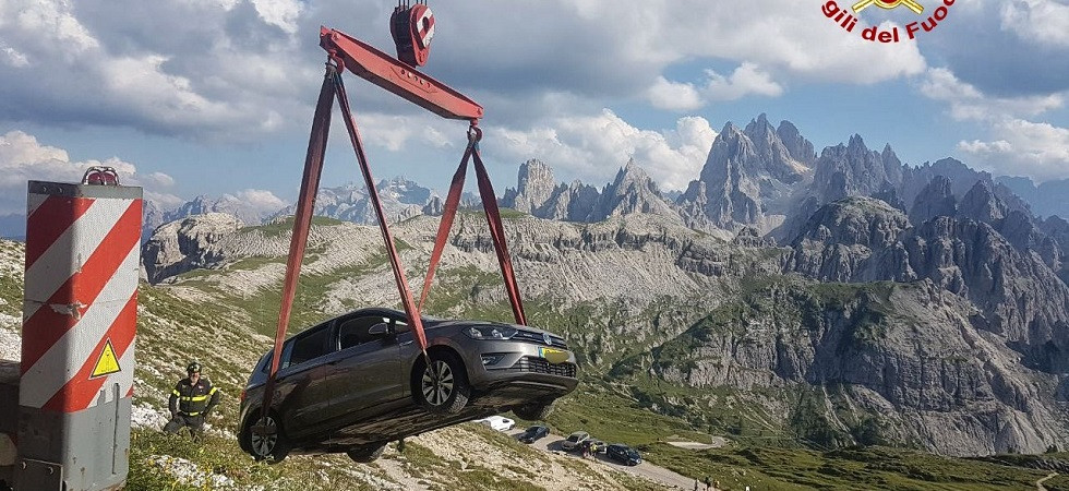 Sulle Dolomiti per ammirare il panorama ma per una manovra errata la loro auto finisce nella scarpata